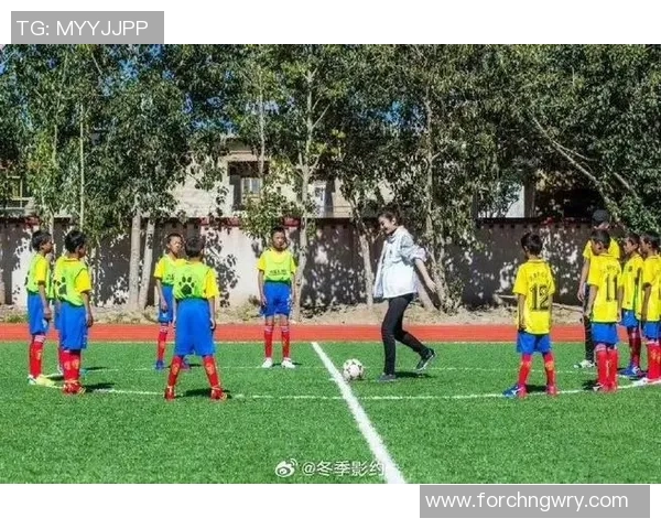 中国足球明星积极参与慈善活动为灾区募捐展现社会责任感与爱心