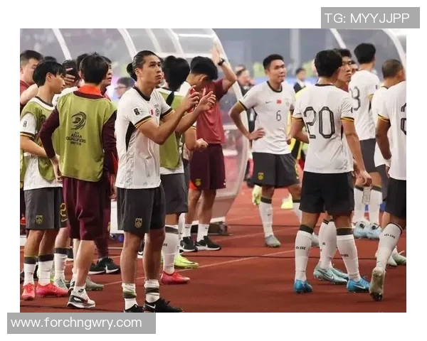 足球明星因涉嫌违法行为被警方拘留引发广泛关注与讨论