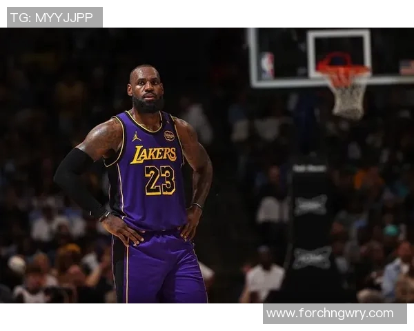 足球明星们如何看待詹姆斯的球场表现与职业精神的深度分析 足球明星们如何看待詹姆斯的球场表现与职业精神的深度分析